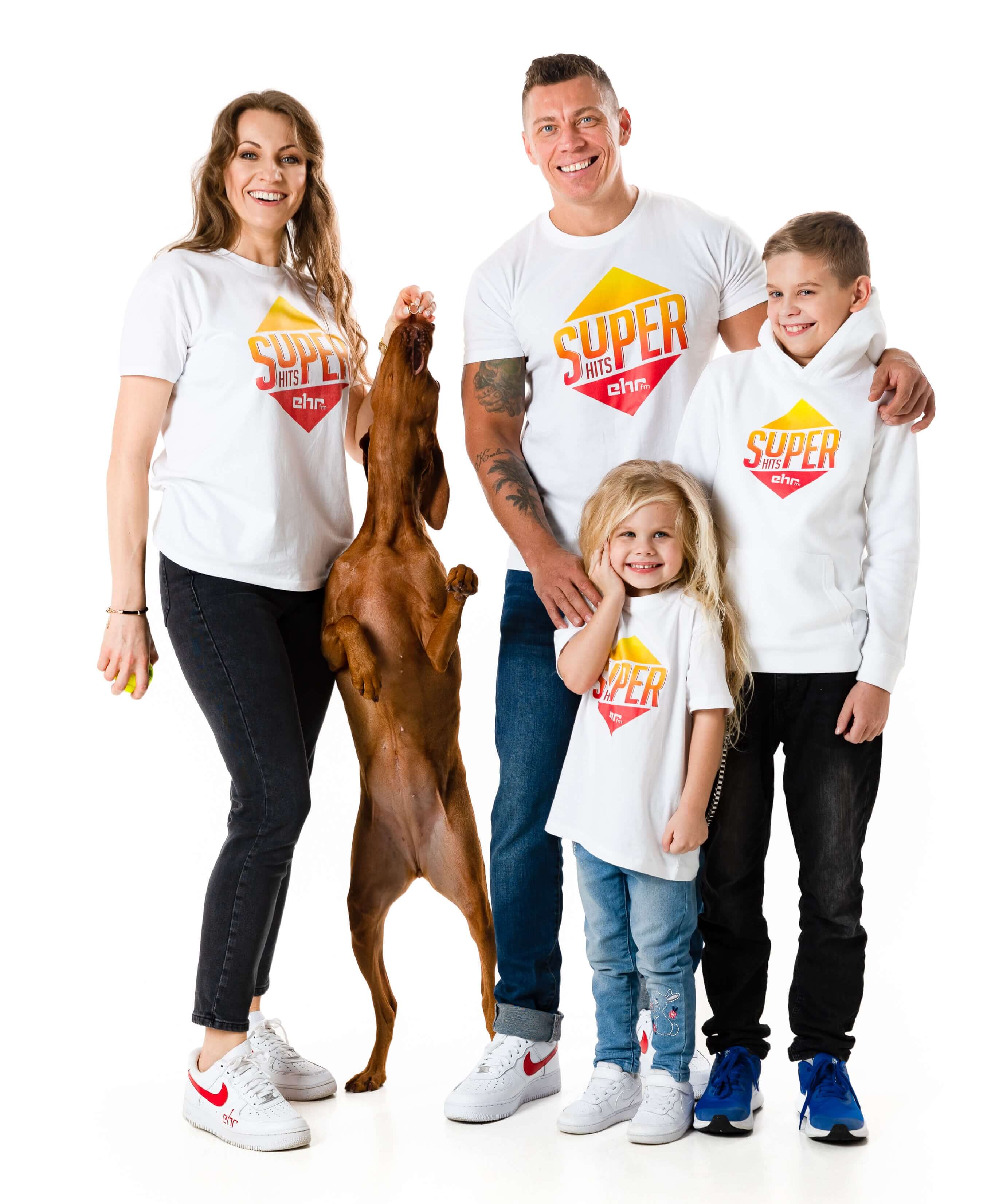 SuperHits zīmola vēstneši ar suni un bērniem.